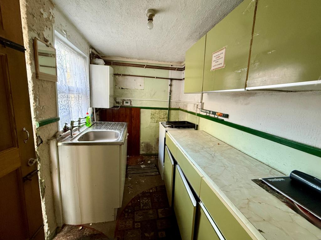 Lot: 69 - TERRACED HOUSE FOR REFURBISHMENT - Kitchen with access to garden